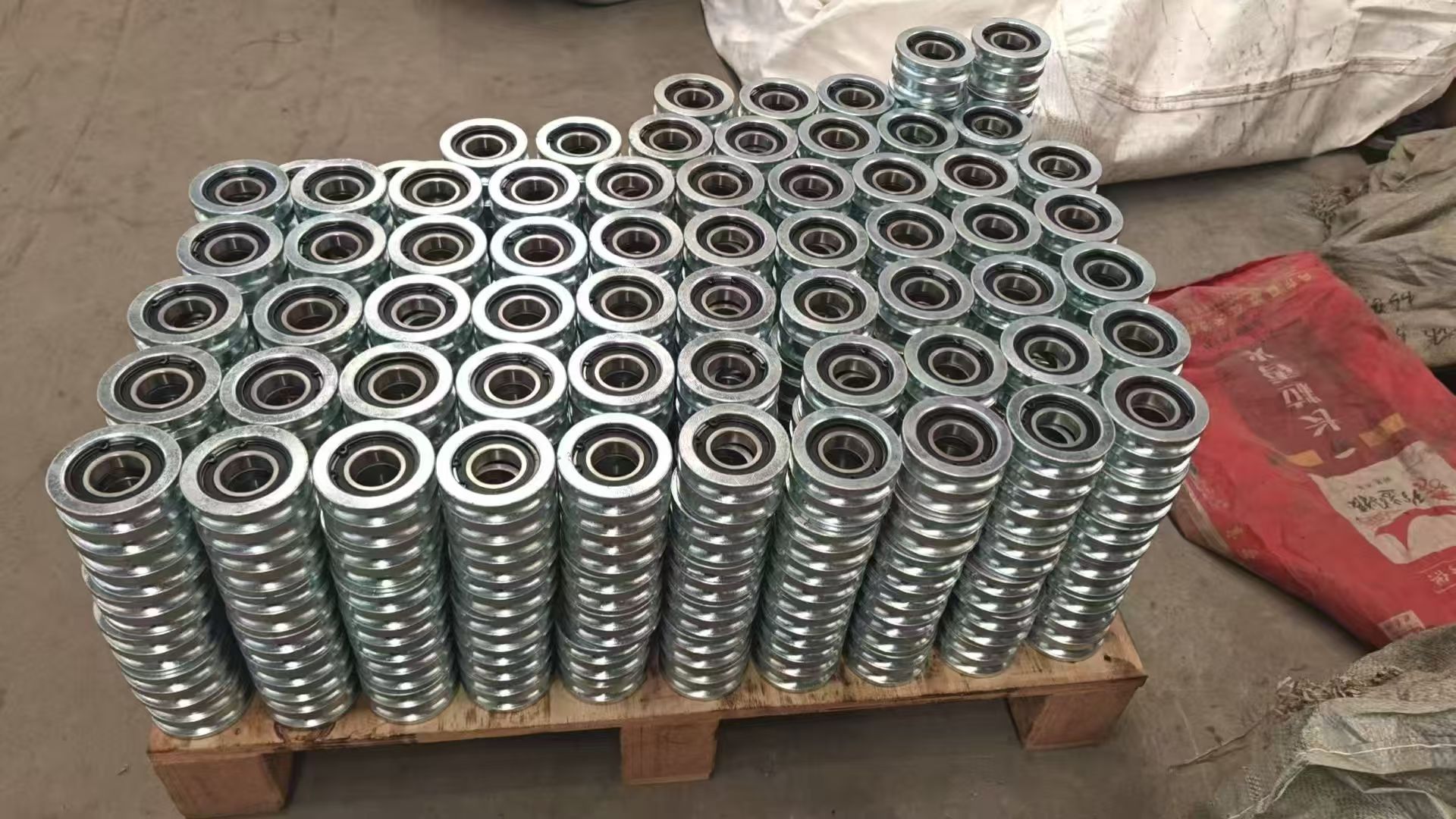 مكونات بكرات الباب على منصات الشحن